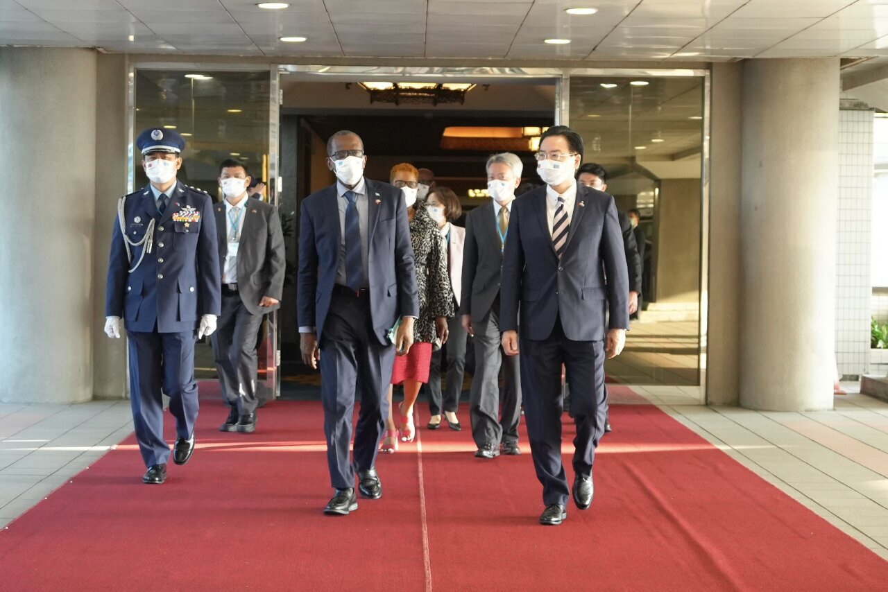 カリブ海に位置する友好国 セントルシアのピエール首相(写真中央)が28日、訪問団を率いて台湾に到着した。12月2日まで滞在し、蔡英文・総統と、両国の協力、共通の懸念事項について意見交換する予定だ。(写真:外交部提供)