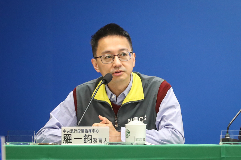 3月20日に新型コロナ軽症者の隔離免除措置が開始された後は、遠隔地や離島以外ではビデオ診療が中止となり、感染者は対面での診察を受ける必要がある。写真は、中央感染状況指揮センターの羅一鈞・報道官。(写真:CNA)