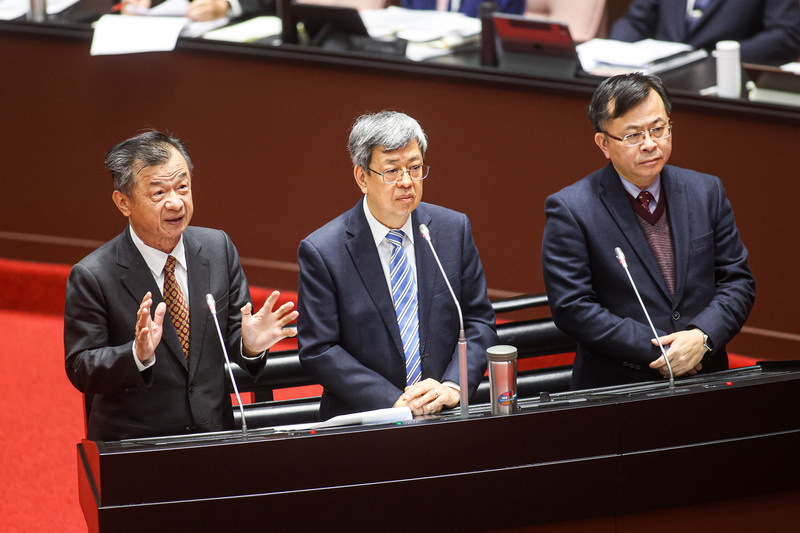 北西部・苗栗県と北部・新竹一帯では中国共産党中央軍事委員会に所属する中国華芸放送局の台湾向け統一戦線のラジオ番組を聴取することができ、また、内政部警政署警察放送局の中部・台中における放送が中国に妨害され聴取不能な状態になっている。写真は、この問題について答弁に立つ行政院の陳建仁・院長(中央)ら。(写真:CNA)