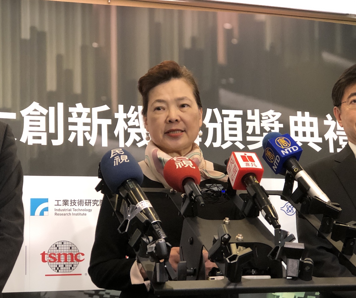 経済部(=経産省)の王美花・部長(=大臣)が20日、「Global Top 100 Innovators 2023」の授賞式に出席した際、台湾の受賞数が三年連続で世界第三位にランクされており、今年も史上最多を記録したと明らかにした。(写真:RTI) 経済部(=経産省)の王美花・部長(=大臣)が20日、「Global Top 100 Innovators 2023」の授賞式に出席した際、台湾の受賞数が三年連続で世界第三位にランクされており、今年も史上最多を記録したと明らかにした。(写真:RTI)