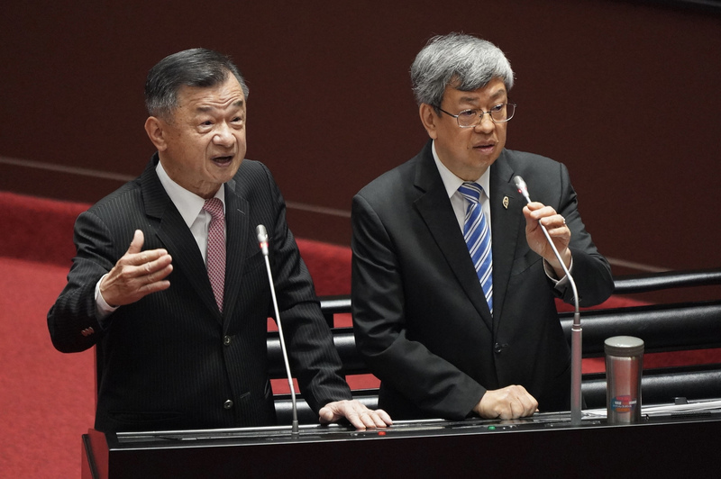 行政院(=内閣)の陳建仁・院長(=首相、右)と台湾の対中国大陸政策を担う行政院大陸委員会(略称:陸委会)邱太三・主任委員(=大臣、左)が21日、立法院(=国会)で3月27日から4月7日に予定されている、馬英九・前総統の中国大陸訪問について与野党の立法委員からの質疑に応えた。(写真:CNA) 行政院(=内閣)の陳建仁・院長(=首相、右)と台湾の対中国大陸政策を担う行政院大陸委員会(略称:陸委会)邱太三・主任委員(=大臣、左)が21日、立法院(=国会)で3月27日から4月7日に予定されている、馬英九・前総統の中国大陸訪問について与野党の立法委員からの質疑に応えた。(写真:CNA)