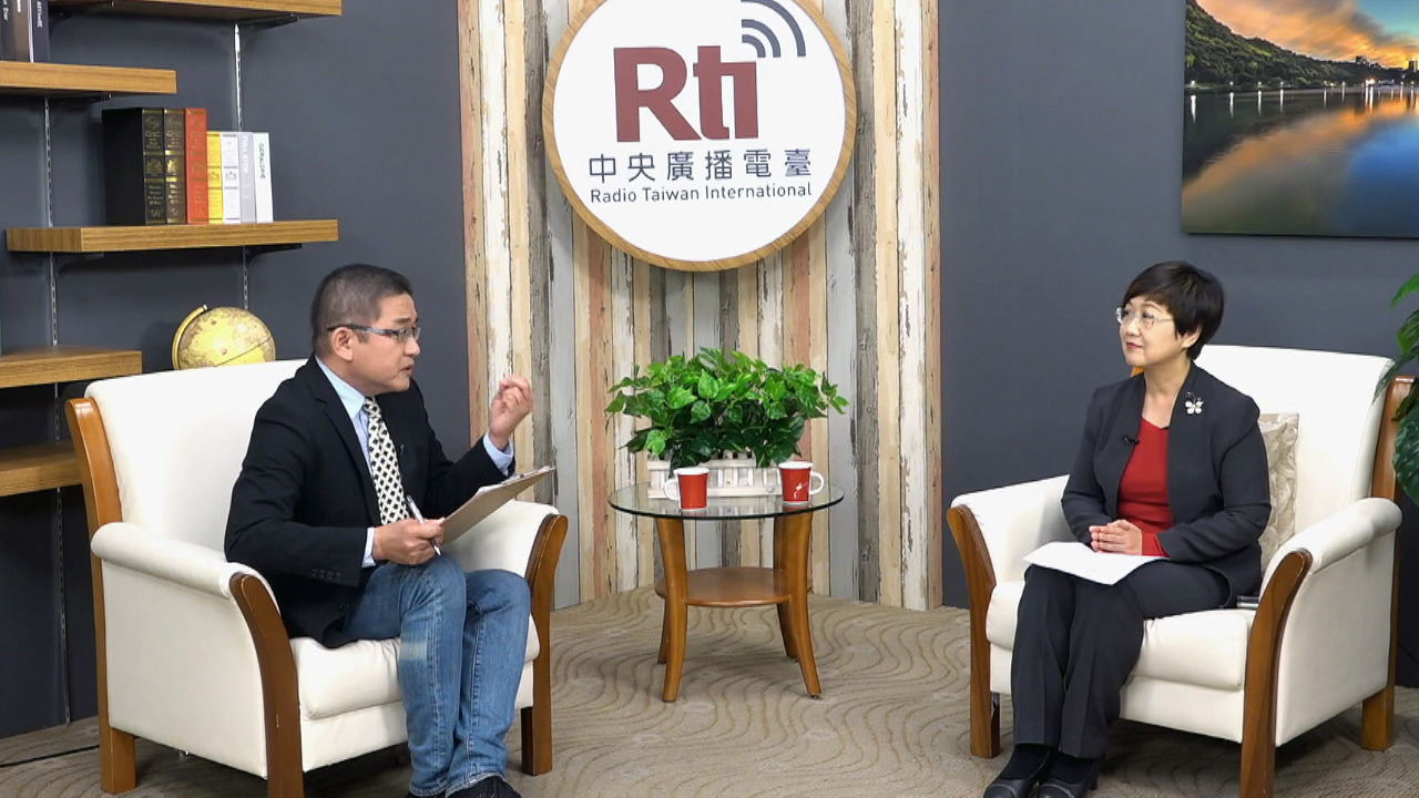 台湾の華僑事務を司る、僑務委員会(略称:僑委会)の徐佳青・委員長(写真右)は20日、台湾国際放送の運営母体、中央放送局のインタビューで、中国が公安部隊を海外に派遣、華僑の人たちの監視やサイバー攻撃を始め、各国に大きな反感を与えている。僑務委員会は、華僑の団体や学校に対して、情報セキュリティへの支援を行っていると明らかにした。(写真:RTI) 台湾の華僑事務を司る、僑務委員会(略称:僑委会)の徐佳青・委員長(写真右)は20日、台湾国際放送の運営母体、中央放送局のインタビューで、中国が公安部隊を海外に派遣、華僑の人たちの監視やサイバー攻撃を始め、各国に大きな反感を与えている。僑務委員会は、華僑の団体や学校に対して、情報セキュリティへの支援を行っていると明らかにした。(写真:RTI)