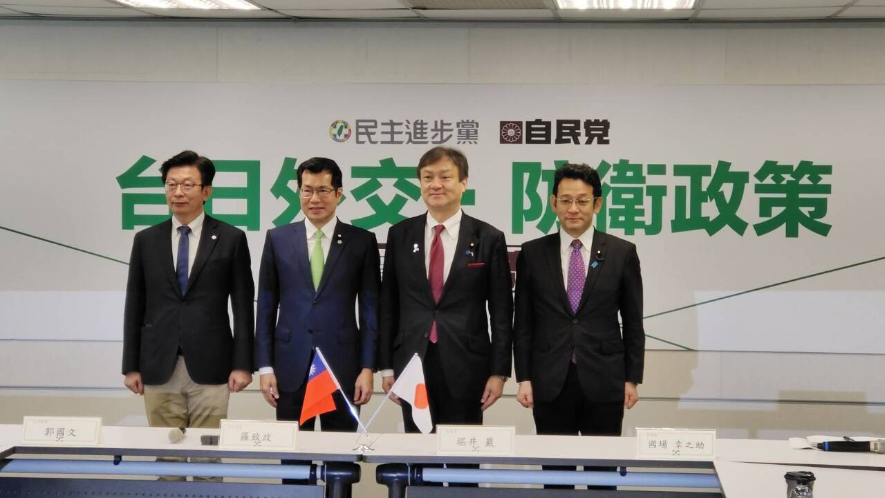 台湾の与党・民進党と日本の自民党が、21日「外交・防衛2プラス2」会合を開いた。対面での会合は初で、自民党からは外交部会長の堀井巌議員と国防部会長の国場幸之助議員、民進党からは羅致政・議員と郭國文・議員が出席した。(写真:RTI) 台湾の与党・民進党と日本の自民党が、21日「外交・防衛2プラス2」会合を開いた。対面での会合は初で、自民党からは外交部会長の堀井巌議員と国防部会長の国場幸之助議員、民進党からは羅致政・議員と郭國文・議員が出席した。(写真:RTI)