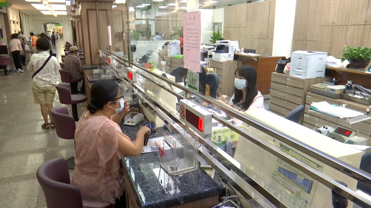 税収上振れ分の現金6000元の給付が3/22ようやく始まった。現在、口座を登録、ATMでの引き出し、郵便局での受け取り、直接入金、名簿作成後の入金の5つの方法で受け取ることができる。(写真:RTI) 税収上振れ分の現金6000元の給付が3/22ようやく始まった。現在、口座を登録、ATMでの引き出し、郵便局での受け取り、直接入金、名簿作成後の入金の5つの方法で受け取ることができる。(写真:RTI)