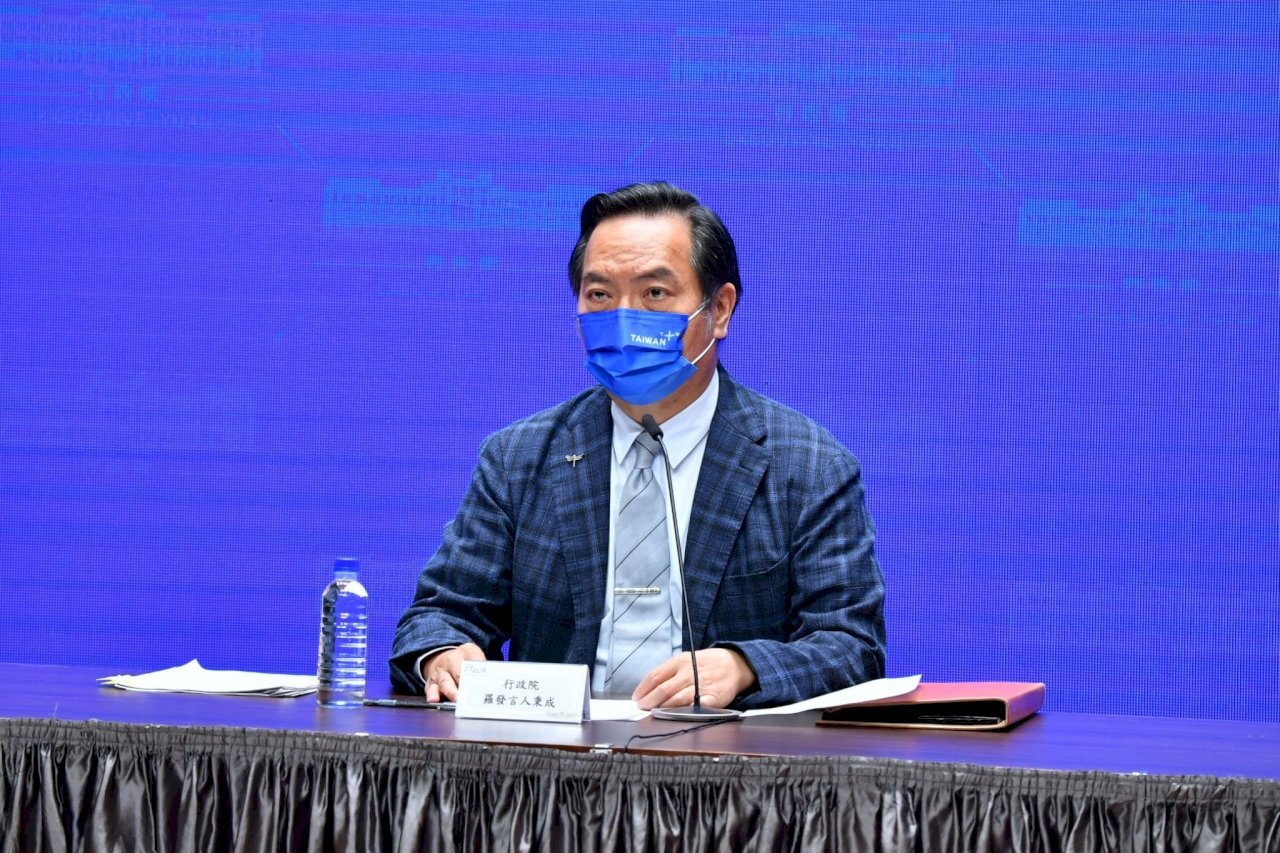 行政院の陳建仁・院長は、税収上振れ分の6千元の給付について、早くて4月6日に入金を確認できると話した。（写真：行政院提供）