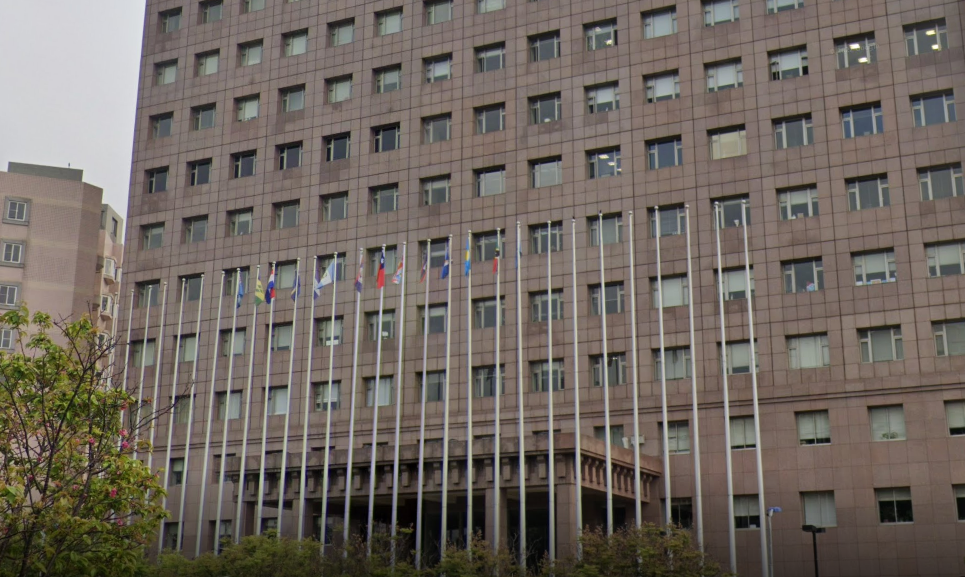 我が国が26日、ホンジュラスとの国交断絶を発表したことを受け、国交国は13カ国になった。写真は北部・台北市天母にある各国大使館ビルの前に掲揚されている各国の国旗。(写真:Googlemap) 我が国が26日、ホンジュラスとの国交断絶を発表したことを受け、国交国は13カ国になった。写真は北部・台北市天母にある各国大使館ビルの前に掲揚されている各国の国旗。(写真:Googlemap)