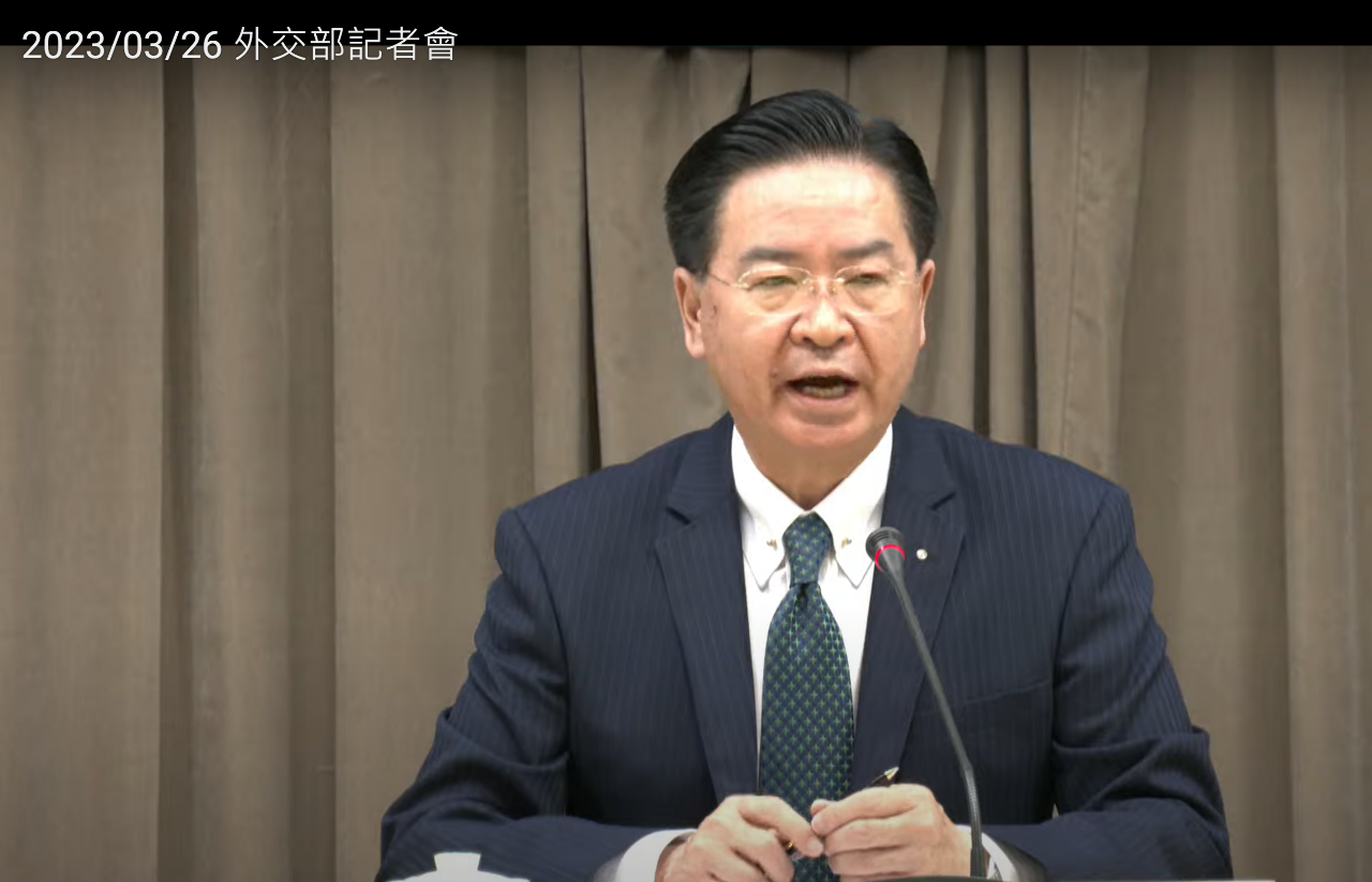 中米にある国交国・ホンジュラスが中国との外交関係を樹立したことから、中華民国外交部(=外務省)は26日午前9時30分に臨時記者会見を開き、ホンジュラスとの国交断絶を発表した。写真は記者会見で記者からの質問に答える呉釗燮・外交部長(写真:記者会見のスクリーンショット) 中米にある国交国・ホンジュラスが中国との外交関係を樹立したことから、中華民国外交部(=外務省)は26日午前9時30分に臨時記者会見を開き、ホンジュラスとの国交断絶を発表した。写真は記者会見で記者からの質問に答える呉釗燮・外交部長(写真:記者会見のスクリーンショット)