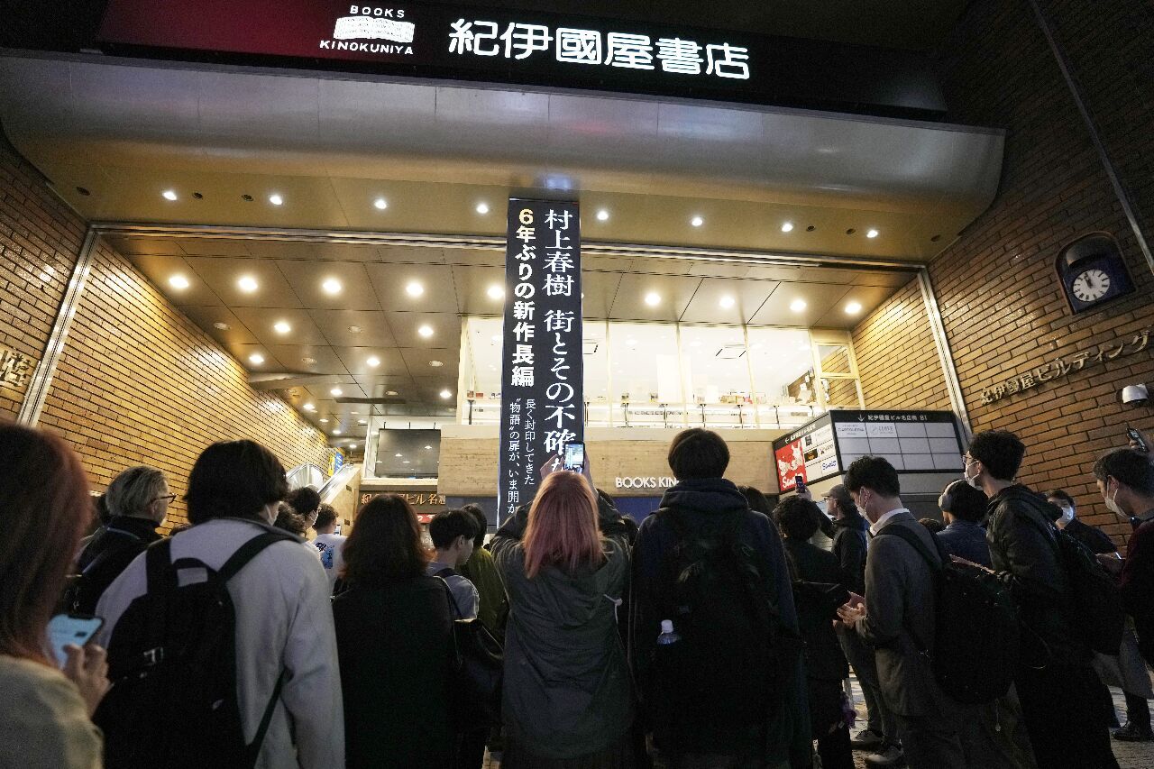 村上春樹さんの新作が発売　深夜に読者が列