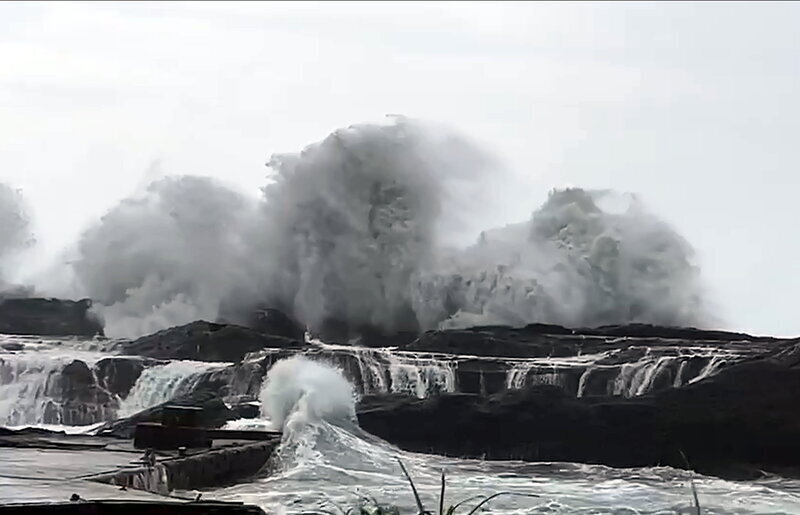 台風「マーワー」ゆっくり北上、気象局：警報解除は今夜から明日午前の見込み