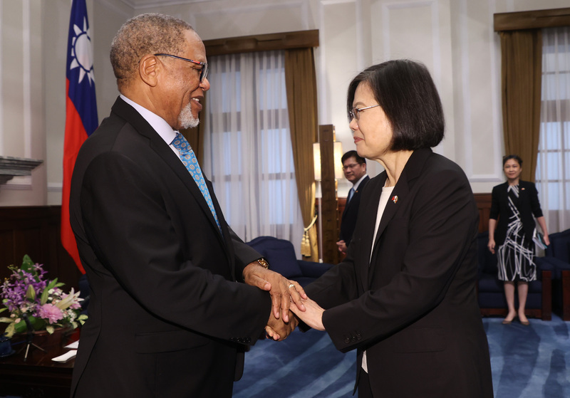 中華民国（台湾）政府の招きに応じて台湾を訪問中のアフリカ南部に位置する国交国、エスワティニ王国のテンバ・マスク（H.E. Themba Masuku）副首相（左）が６日午前、蔡英文・総統（右）を表敬訪問した。（写真：CNA）