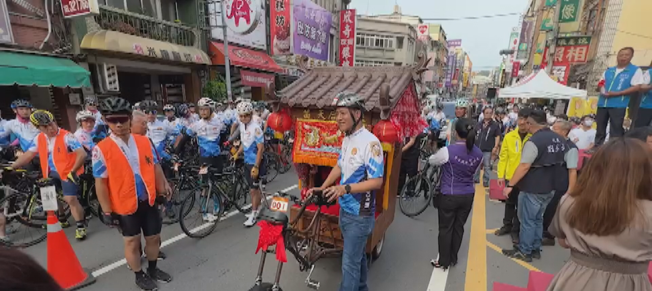 300人の「自転車媽祖巡礼」チーム。台湾・北西部の苗栗市にある天后宮を出発し、南部・雲林の北港朝天宮を目指す。（写真：RTI）