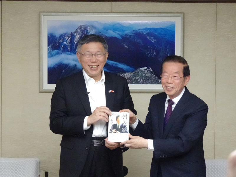 日本を訪問している野党・台湾民衆党の柯文哲・主席は7日午後、駐日大使にあたる台北駐日経済文化代表処の謝長廷・代表のもとを訪れた。（写真：CNA）