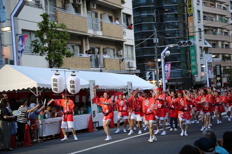東京高円寺阿波おどり、「台湾頑張れ！」という応援の声も