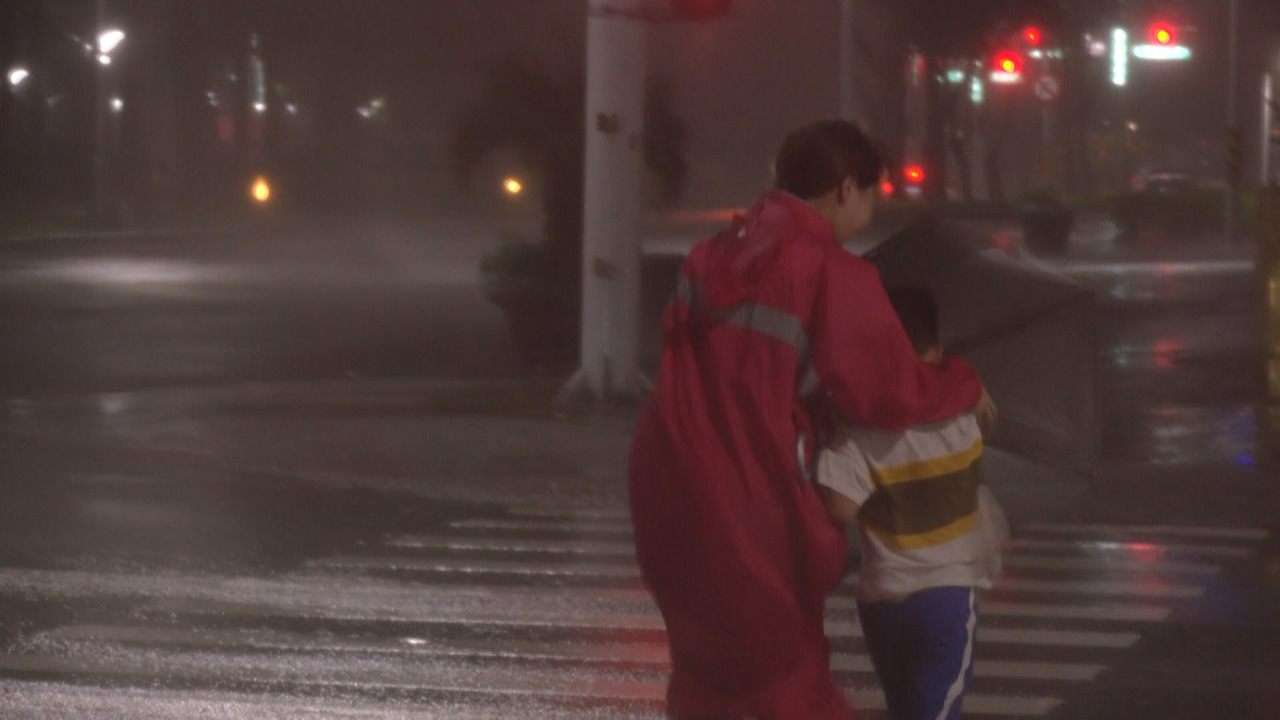 台風11号が上陸、立っていられないほどの強風が高雄を襲う