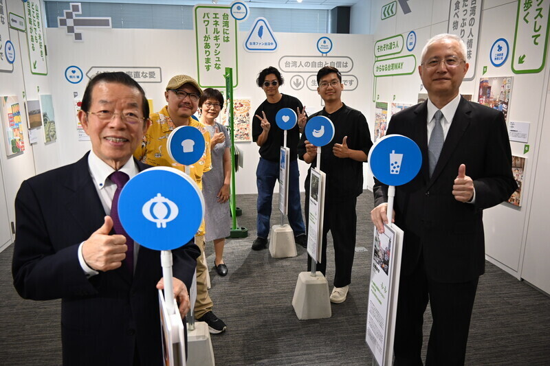 台日イラスト特別展が12日から、台湾の日本駐在大使館に当たる、台北駐日経済文化代表処台湾文化センターで開催されている。10月31日まで。(写真:台灣文化中心提供/CNA) 台日イラスト特別展が12日から、台湾の日本駐在大使館に当たる、台北駐日経済文化代表処台湾文化センターで開催されている。10月31日まで。(写真:台灣文化中心提供/CNA)