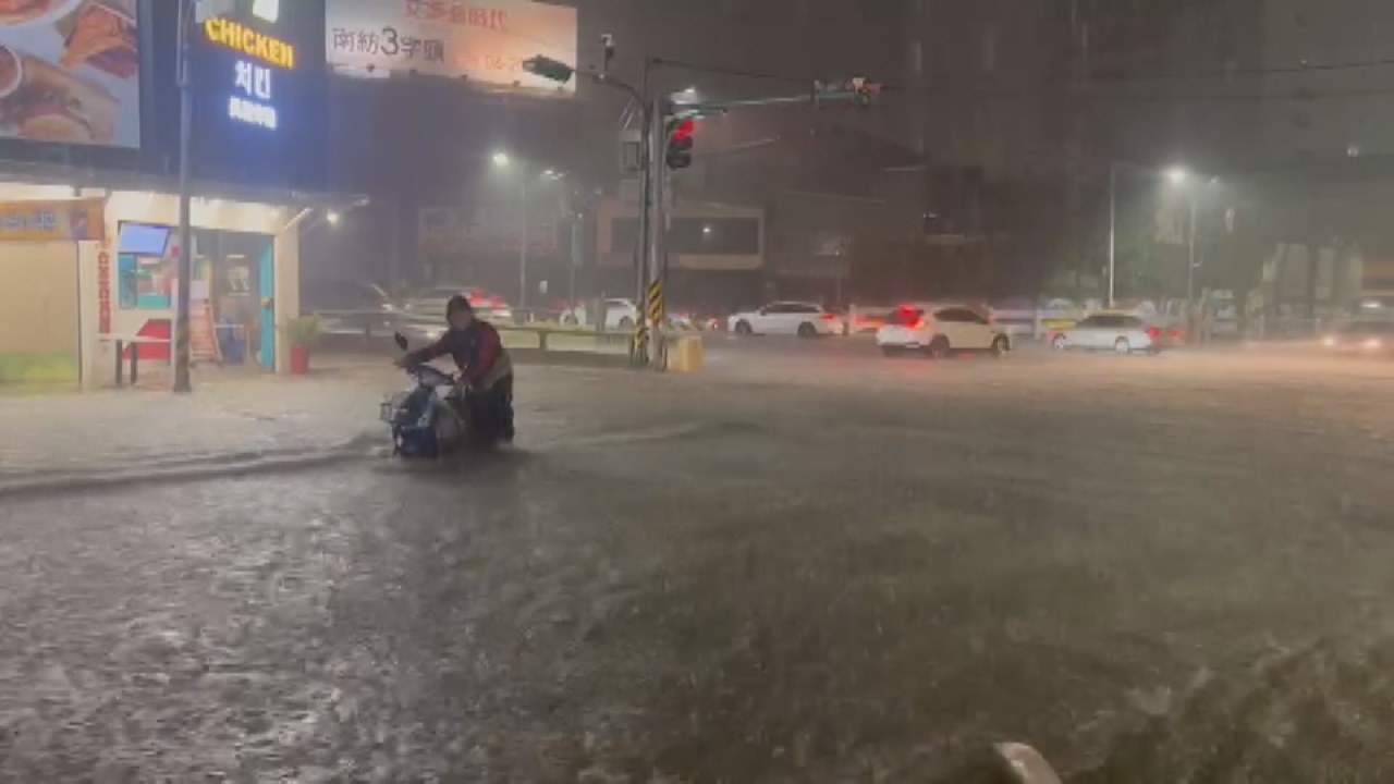 南部・台南は9月7日の夜から豪雨となり、市内の多くで冠水した。市民からは「冠水休暇」を求める声がでた。(写真:RTI) 南部・台南は9月7日の夜から豪雨となり、市内の多くで冠水した。市民からは「冠水休暇」を求める声がでた。(写真:RTI)