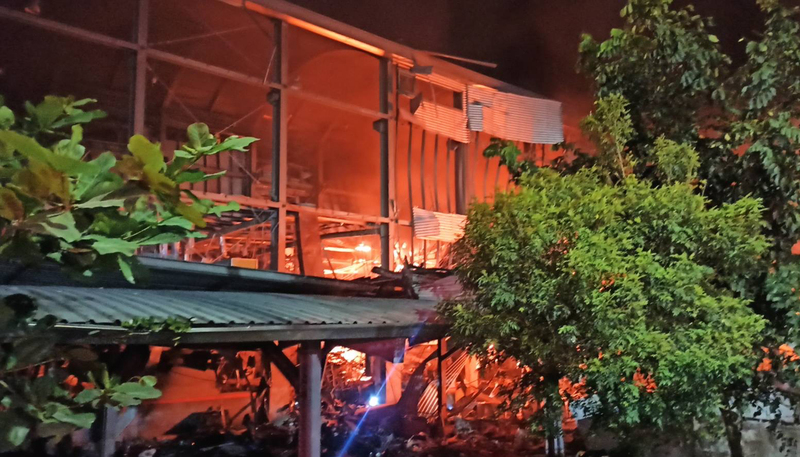 南部・屏東県のサイエンスパークにあるゴルフ用品の工場で22日午後、火災が発生。消防士6人が火災現場に入ったあと、爆発が起きた。原因不明。（写真：屏東県消防局提供/CNA）