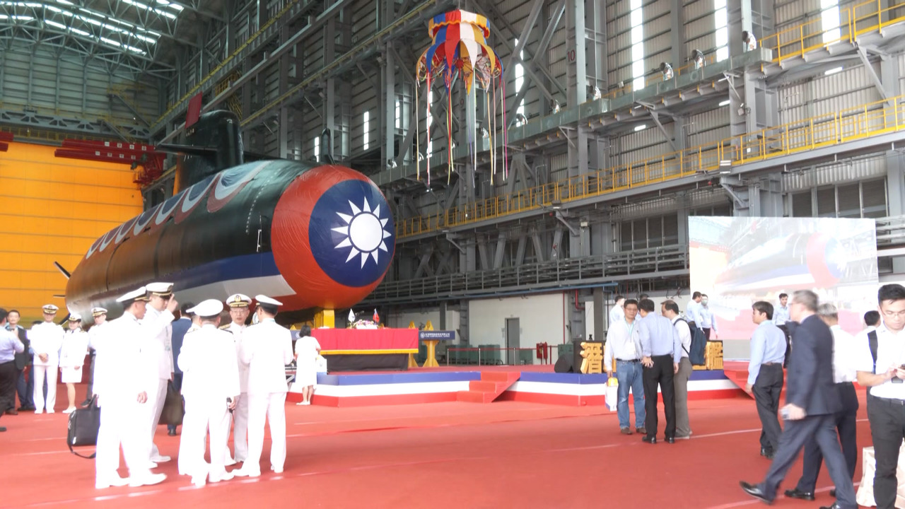 建造に七年間費やされた、台湾初の国産潜水艦が28日にお披露目された。この潜水艦の命名・進水式は蔡英文・総統主催の下、南部・高雄市の台湾国際造船（略称：台船）で行われた。蔡・総統はこの潜水艦を「海鯤軍艦（Narwhal）」と命名し、ペナントナンバーは「711」。（写真：Rti）