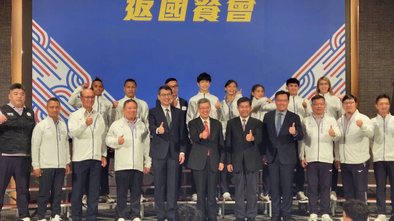 陳建仁・行政院長が、アジア大会選手団との食事会で選手たちを労う