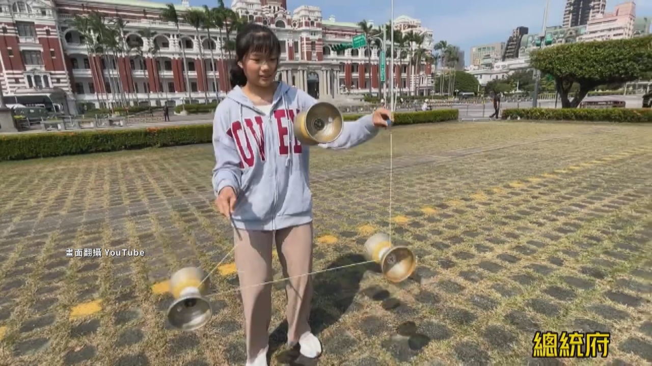 一生の思い出に！卒業旅行中、総統府前でディアボロを披露
