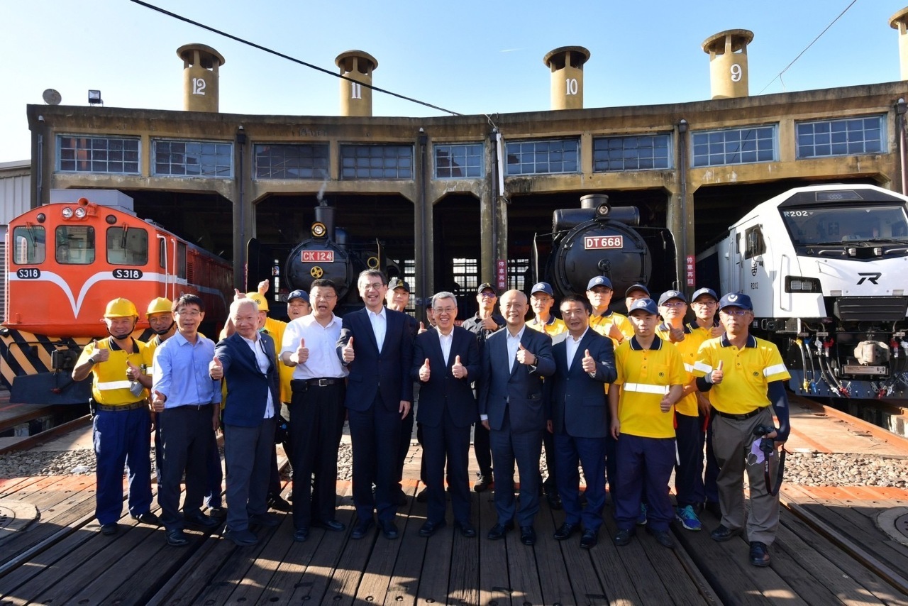 陳‧行政院長が彰化扇型車庫を視察、台鉄国営企業化後の運営に期待