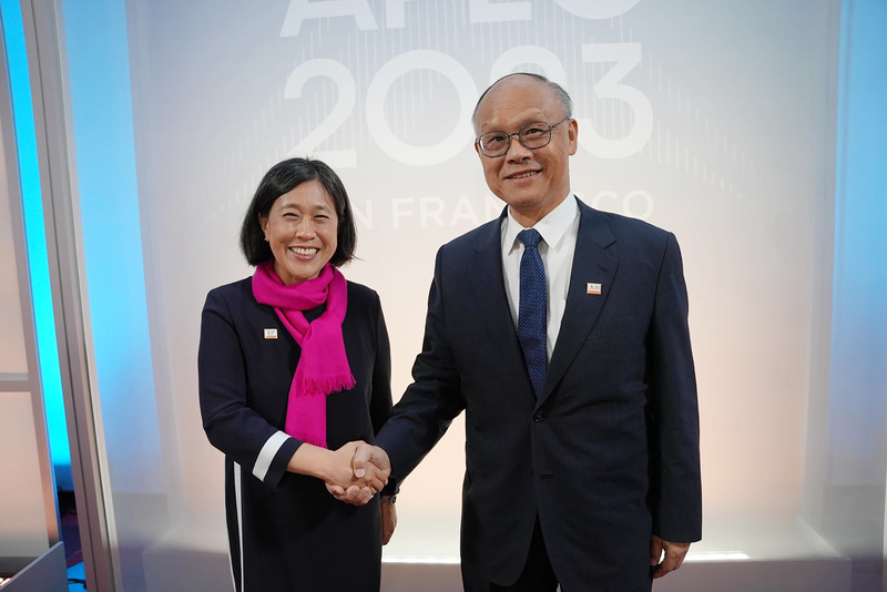 アジア太平洋経済協力会議(APEC)閣僚会議が14日から開催され、台湾の閣僚二人はアメリカの政府高官と二者間会談を行った。行政院経済貿易交渉オフィスの首席交渉代表を兼務する行政院の鄧振中・政務委員(無任所大臣、右)は現地時間15日に開かれた、国家発展委員会の龔明鑫・主任委員との合同記者会見で、アメリカ通商代表部のキャサリン・タイ代表(左)と会談を行った内容を明らかにした。双方は新たな貿易協議の枠組みである「21世紀の貿易に関する台米イニシアチブ」の第二段階の交渉を加速させることで一致した。(写真:CNA) アジア太平洋経済協力会議(APEC)閣僚会議が14日から開催され、台湾の閣僚二人はアメリカの政府高官と二者間会談を行った。行政院経済貿易交渉オフィスの首席交渉代表を兼務する行政院の鄧振中・政務委員(無任所大臣、右)は現地時間15日に開かれた、国家発展委員会の龔明鑫・主任委員との合同記者会見で、アメリカ通商代表部のキャサリン・タイ代表(左)と会談を行った内容を明らかにした。双方は新たな貿易協議の枠組みである「21世紀の貿易に関する台米イニシアチブ」の第二段階の交渉を加速させることで一致した。(写真:CNA)