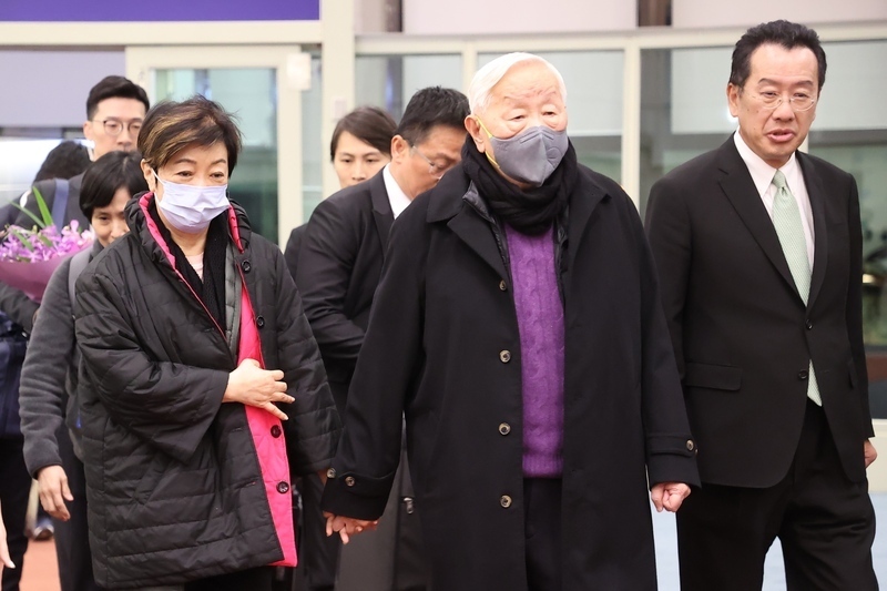 TSMCの張忠謀氏がAPEC首脳会議から帰国、呉・外交部長らが出迎え
