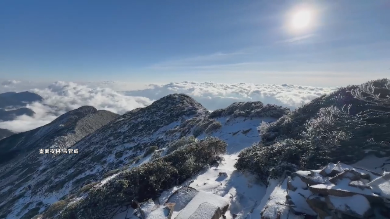 今季の初雪！雪山の圏谷が銀世界に