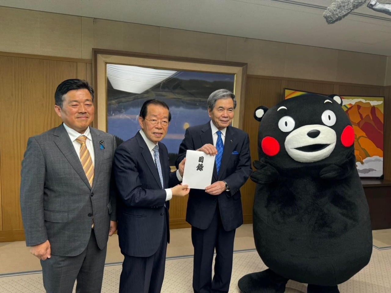 謝長廷・駐日代表が熊本県庁を訪問、蒲島知事から震災義援金が贈られる（写真：謝長廷・代表のフェイスブックより）