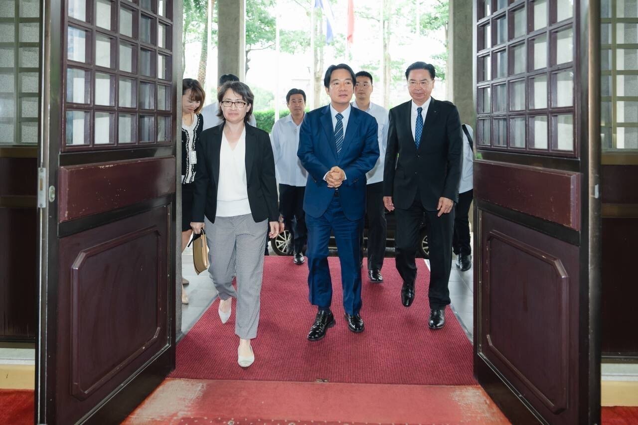 頼清徳・副総統が17日午後、次期副総統の当選者である蕭美琴氏らと外交部を訪れた（写真：外交部提供）