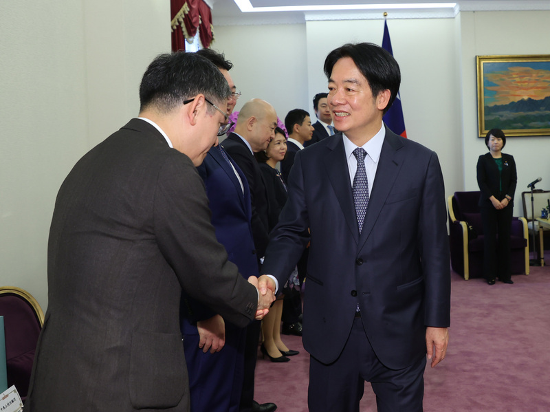 頼清徳・副総統が30日、総統府で日本の自民党青年局訪問団一行の表敬訪問を受けた。写真は団員と握手を交わす頼・副総統（右）。（写真：CNA）