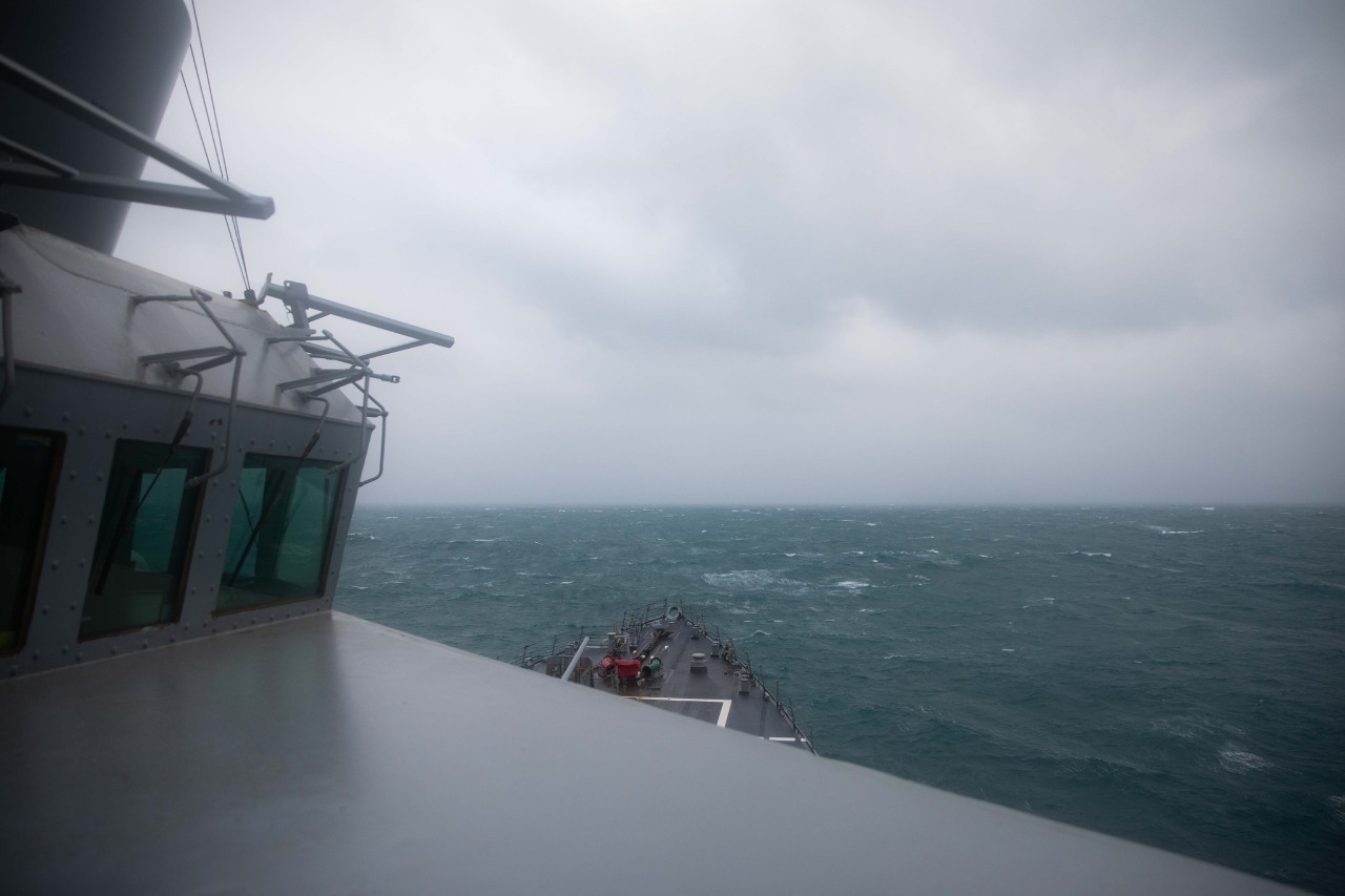 アメリカとカナダの軍艦が20日、台湾海峡を共同で航行、通過した。 （写真：アメリカ海軍第7艦隊FBより）