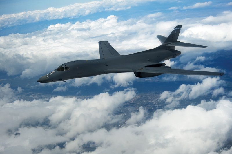 米韓が戦略爆撃機投入し空中訓練 ミサイル発射の北朝鮮をけん制