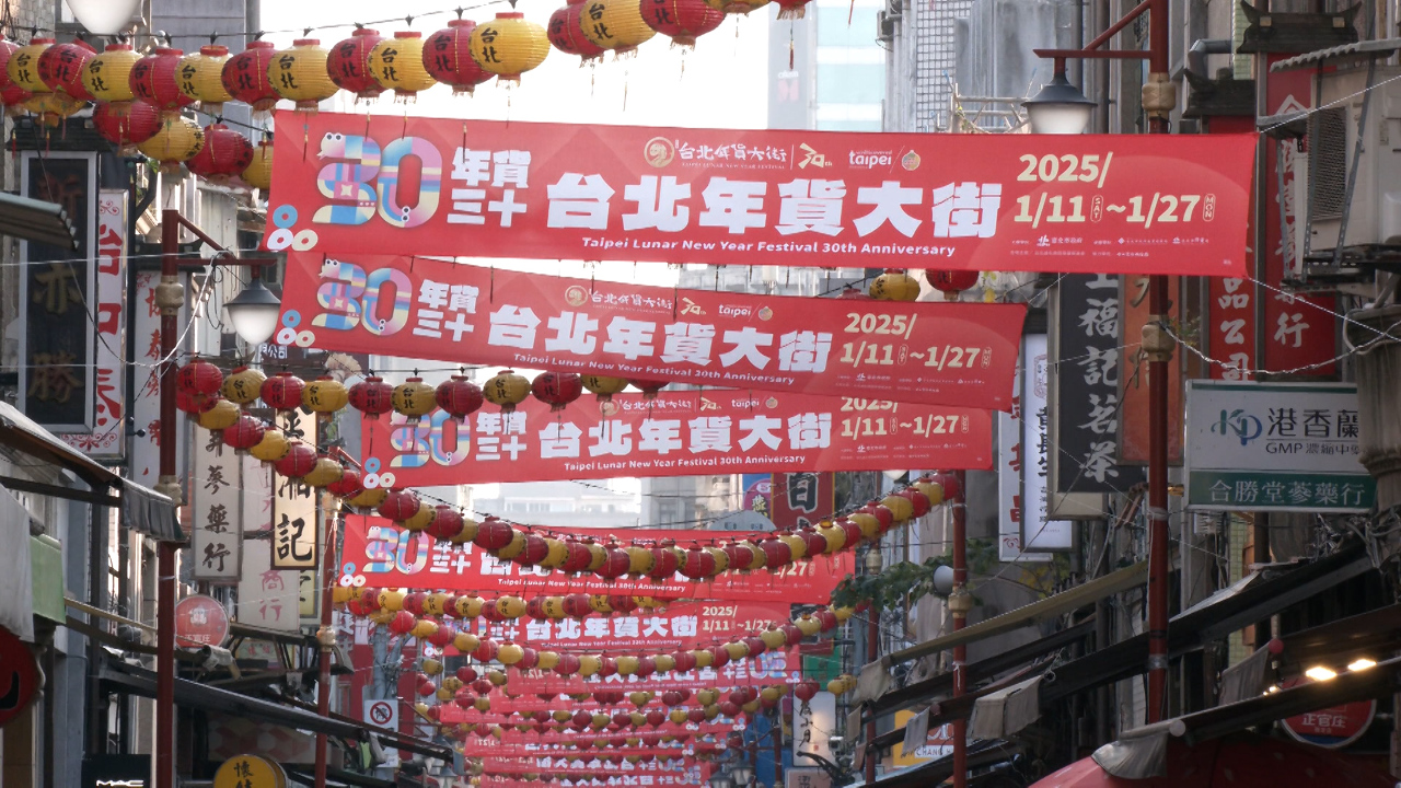 この時期になると北部・台北市の迪化街では正月用品を買う人たちで連日にぎわう。迪化商圏では今年は輸入のナマコ、アワビ、アミガサタケなどの売り上げは昨年と比べ2割から3割増加しているという。(写真:Rti) この時期になると北部・台北市の迪化街では正月用品を買う人たちで連日にぎわう。迪化商圏では今年は輸入のナマコ、アワビ、アミガサタケなどの売り上げは昨年と比べ2割から3割増加しているという。(写真:Rti)