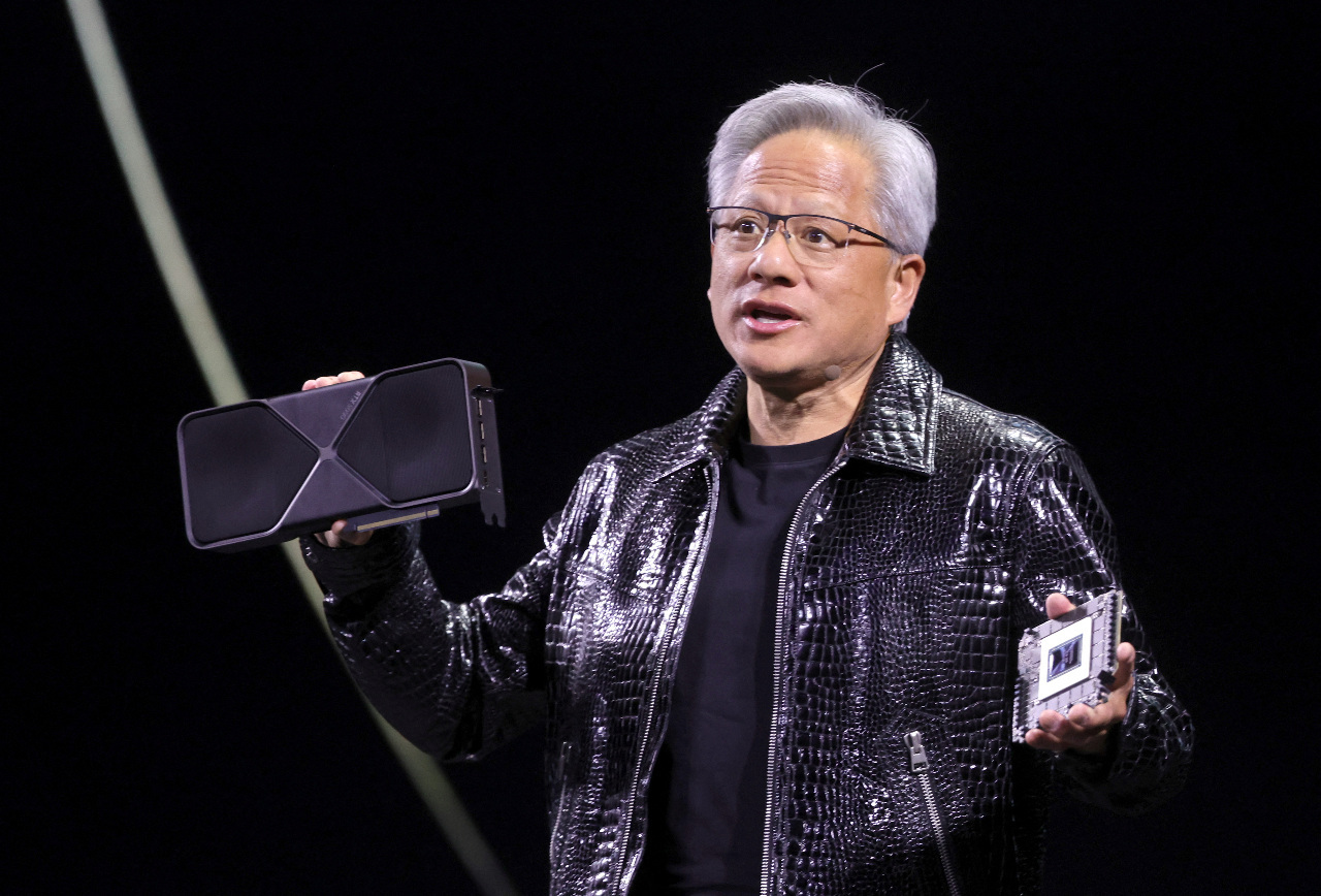 AI(人工知能)半導体製造で業界をリードするNVIDIA(エヌビディア)の黄仁勲(ジェン・スン・フアン)CEOが現地時間7日に開かれた、アメリカの電子機器の業界向け見本市、CES(コンシューマー・エレクトロニクス・ショー)で台湾における海外本部設立について台北国際コンピューター見本市(COMPUTEX TAIPEI 2025)で関連情報を発表する可能性を示唆しました。(写真:ロイター通信/達志映像) AI(人工知能)半導体製造で業界をリードするNVIDIA(エヌビディア)の黄仁勲(ジェン・スン・フアン)CEOが現地時間7日に開かれた、アメリカの電子機器の業界向け見本市、CES(コンシューマー・エレクトロニクス・ショー)で台湾における海外本部設立について台北国際コンピューター見本市(COMPUTEX TAIPEI 2025)で関連情報を発表する可能性を示唆しました。(写真:ロイター通信/達志映像)