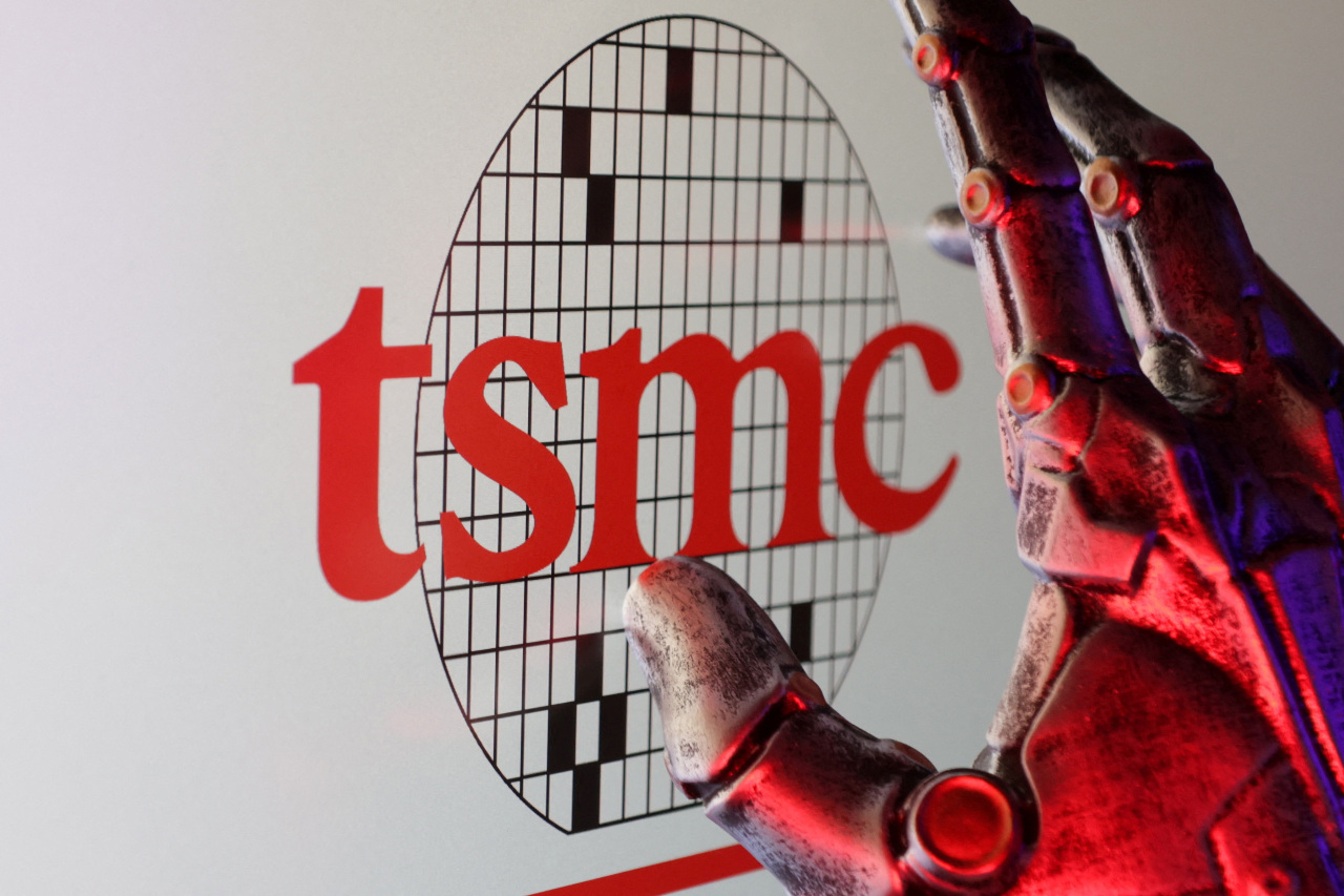 半導体受託生産で世界最大手の台湾積体電路製造（TSMC）の魏哲家（C. C. Wei）・董事長（会長）兼CEOが台湾時間4日未明、アメリカに対して1,000億米ドル（約15兆日本円)の追加投資を行い、三つの半導体工場、二つの先端パッケージング工場、一つの研究開発センターを設置することを発表した。半導体のグローバルサプライチェーンに詳しい台湾の専門家は4日、これらの追加投資はAIのソリューションに対するアメリカの次世代のニーズを満たすことになり、製品の内容は台湾の工場が全世界の市場に供給しているものと異なるとし、独立経営を維持することができれば、TSMCの脱台湾化が避けられると分析した。（写真：ロイター通信／達志映像）