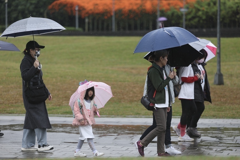 中央気象署によりますと、4日から5日にかけ前線が台湾を通過する影響で、台湾各地で局地的なにわか雨や雷雨となるでしょう。(写真：CNA)