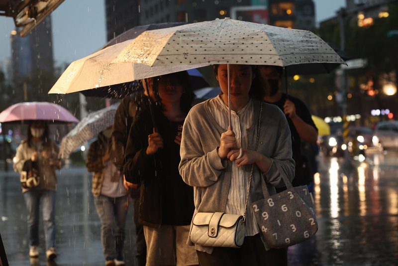 5日の朝、前線が徐々に台湾を通過し、各地の天気は依然として不安定な状態が続いています。特に中部以北、北東部、東部では雨の降る範囲が広がり、大雨が発生する可能性があるため、急激な天候の変化に注意が必要です。（写真：CNA）