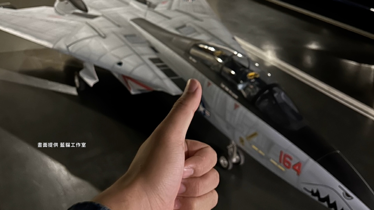 地下駐車場に「F-14戦闘機」？！70万元のラジコンジェット機が公開