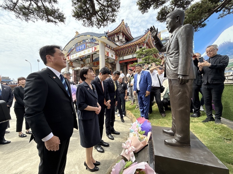 27日から29日まで台湾を訪問していた日本の与党・自民党の衆議院議員の高市早苗氏は、29日に保安堂を訪れ、「安倍記念公園」の除幕式に出席し、同公園に設置された安倍晋三元首相の銅像に献花しました。（写真：CNA）