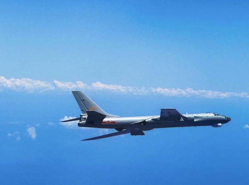 国防部は4月30日夜、同日の午後2時50分から中国の軍用機のべ27機が立て続けに台湾周辺で活動しているのを確認し、うちのべ20機が台湾海峡の中間線を越え、台湾北部、中部および南西部の空域に侵入したと発表した（写真：国防部）