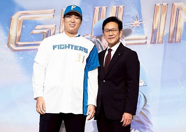北海道日本ハムファイターズの古林睿煬投手が1日、福岡ソフトバンクホークス戦に先発、7回、2失点、10奪三振の好投、打線も7回表、万波中正選手のソロHRで勝ち越し、そのまま3-2で勝利、嬉しい初勝利をあげた。写真は昨年11月に行われた入団記者会見の模様。(写真：CNA)