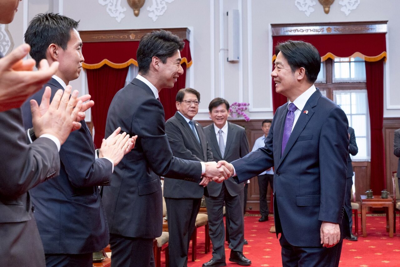 頼清徳・総統(右)は5月1日午前、日本の与党、自民党青年局の台湾訪問団の表敬訪問を受けた。頼・総統は、自民党青年局及び日本青年会議所が、台湾と日本の関係深化への支持を具体的な行動によって示してくれていることに対して謝意を示した。(写真：総統府提供)