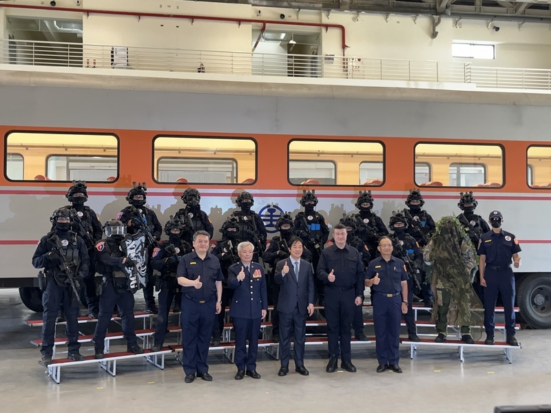 頼清徳・総統は13日、台湾北部・桃園市新屋区にある内政部警政署のテロ防止訓練センターを訪れ、まずテロ対策の演習を視察した。頼・総統は挨拶の中で、猛暑の中、演習を行った治安維持の為の特殊部隊「維安特勤隊」のメンバーを労った後、しっかりとしたムダのない訓練は重要な時であればあるほど役に立つと指摘した。(写真：CNA)