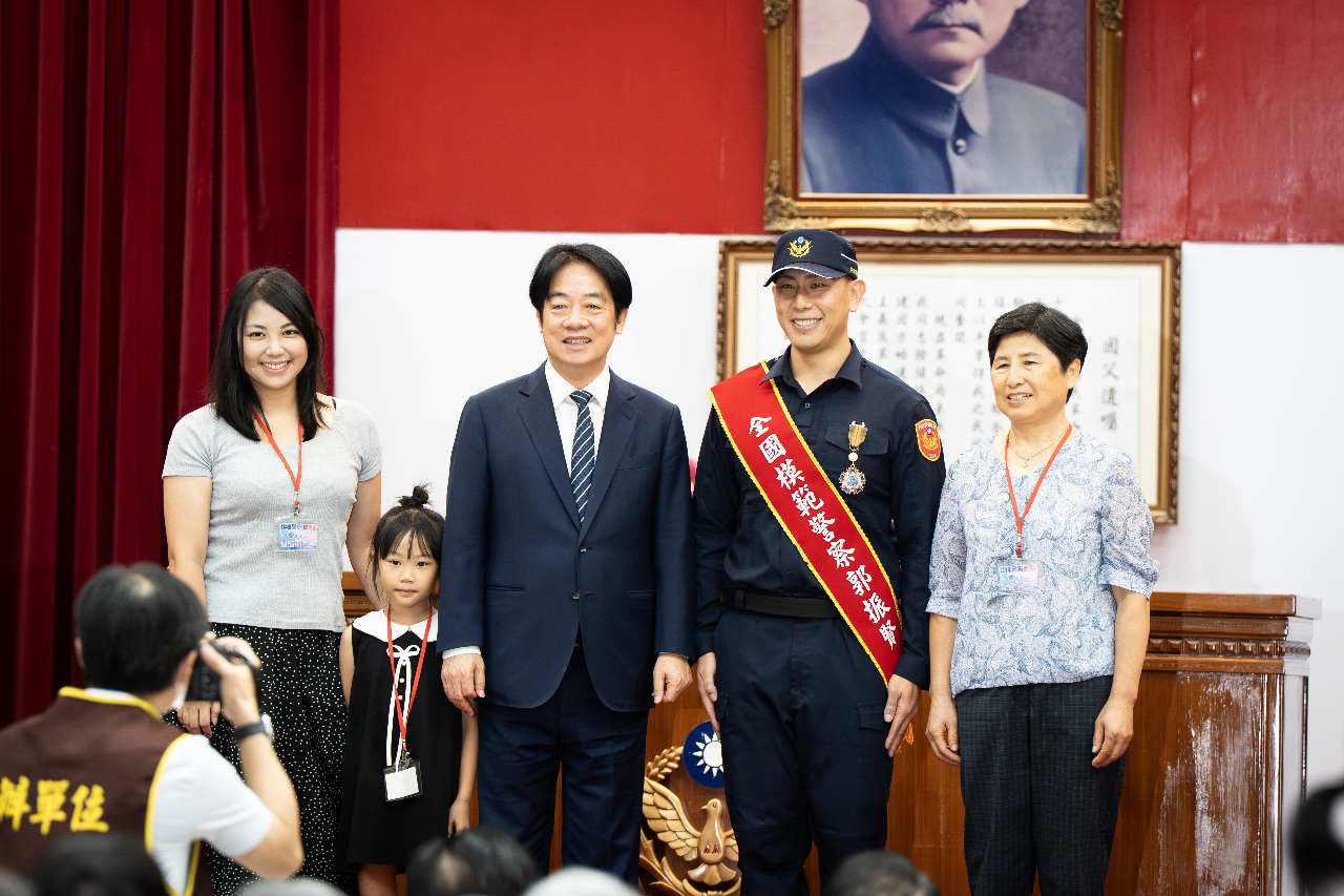 台湾では、毎年6月15日は「警察節（警察の日）」に当たる。 警察の日を控えた12日、内政部警政署は「警察節（警察の日）祝賀式典」を開催した。 式典には頼清徳・総統(中)も出席し、雨の日も風の日も、昼夜を問わず市民の安全を守り続けている全国の警察官に感謝をすると共に、模範警察官を表彰した。(写真：Rti)