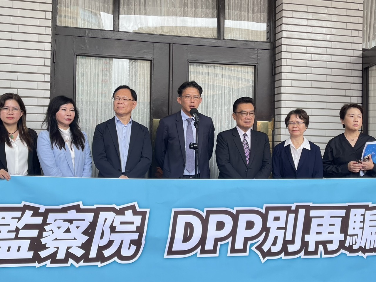 台湾民衆党の黄国昌・主席(中)はメディアに対し、国家の安全に関わるセンシティブな部分は公開すべきではないが、その他の討論内容については、対話が政治的操作を受けないように、社会に全て監督してもらうべきだ、と強調した。(写真：Rti)