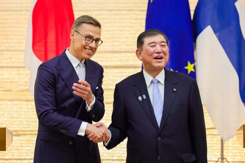 日本の石破茂総理大臣と、フィンランドのアレクサンデル・ストゥッブ(Alexander Stubb)大統領は6月11日、東京で会談を行い、共同声明を発表しました。この声明の中で両国首脳は、東シナ海及び南シナ海における武力、威圧によるあらゆる一方的な現状変更の試みに対し、強く反対すると指摘。また、国際社会の安全と繁栄に不可欠な要素である台湾海峡の平和と安定の重要性を強調し、台湾海峡両岸問題の平和的解決を促しました。(写真 : 日本外務省)