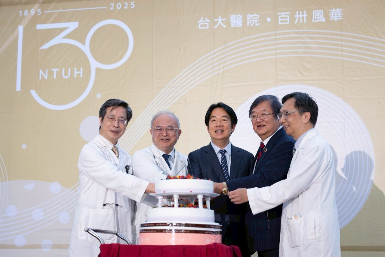 頼‧総統は16日、国立台湾大学医学部附属病院創立130周年記念式典に出席した際、がんの予防‧治療の推進に注力しており、台湾大学病院の協力を得て、その計画目標を実現したいと述べた。（写真：総統府flickr）