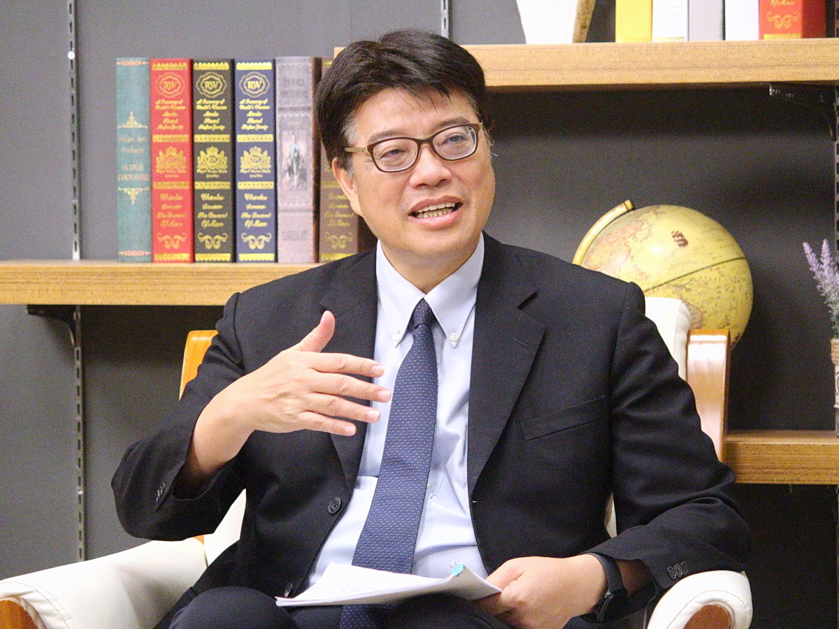 台湾の著名なインフルエンサー、「館長」こと陳之漢氏が最近中国を訪問した際に行ったライブ配信の内容、および発言について、台湾の対中国大陸政策を担う、大陸委員会（陸委会）の邱垂正・主任委員は17日、台湾国際放送の運営母体である、中央放送局（Rti）の番組「這樣看中國」のインタビューに応じ、「政府は言論の自由を尊重しており、今回の陳氏の中国訪問については社会で多くの議論が交わされ、賛否両論だと言える。国民が自ら判断を下すだろうと述べました。（写真：Rti王照坤）