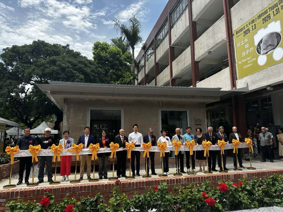 日本統治時代の台湾出身の彫刻家、黄土水の胸像「少女胸像（ひさ子さん）」などを展示する博物館、「太平国小博物館（太平小学校博物館）」が16日、北部・台北市の太平国小（太平小学校）内に開館、開幕セレモニーには博物館の設立、運営を統括した北師美術館の林曼麗氏、文化部の李遠・部長、台北市の蒋萬安・市長や太平小学校の卒業生で今回のプロジェクトへの賛同を各方面に呼び掛けた王道銀行の駱錦明・栄誉董事長、また日本から黄土水の親族も出席した（写真：Rti）